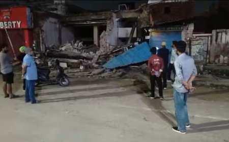 किराएदार के दुकान खाली न करने पर ठनका मालिक का माथा, आधी रात चला दी बुलडोजर