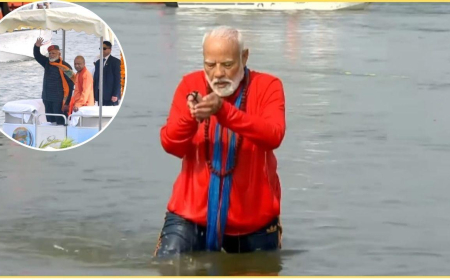 पीएम मोदी ने संगम में लगाई आस्था की डुबकी, सीएम योगी भी साथ में मौजूद