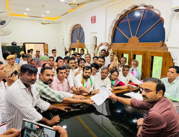 बीकानेर में कांग्रेस का कलेक्ट्रेट तक मार्च, राष्ट्रपति के नाम ज्ञापन सौंपा